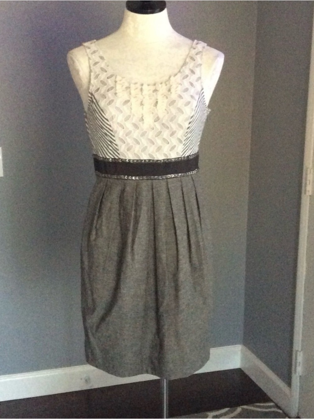 Women's Sleeveless Gray & Cream Pleated Waist Dress size 8